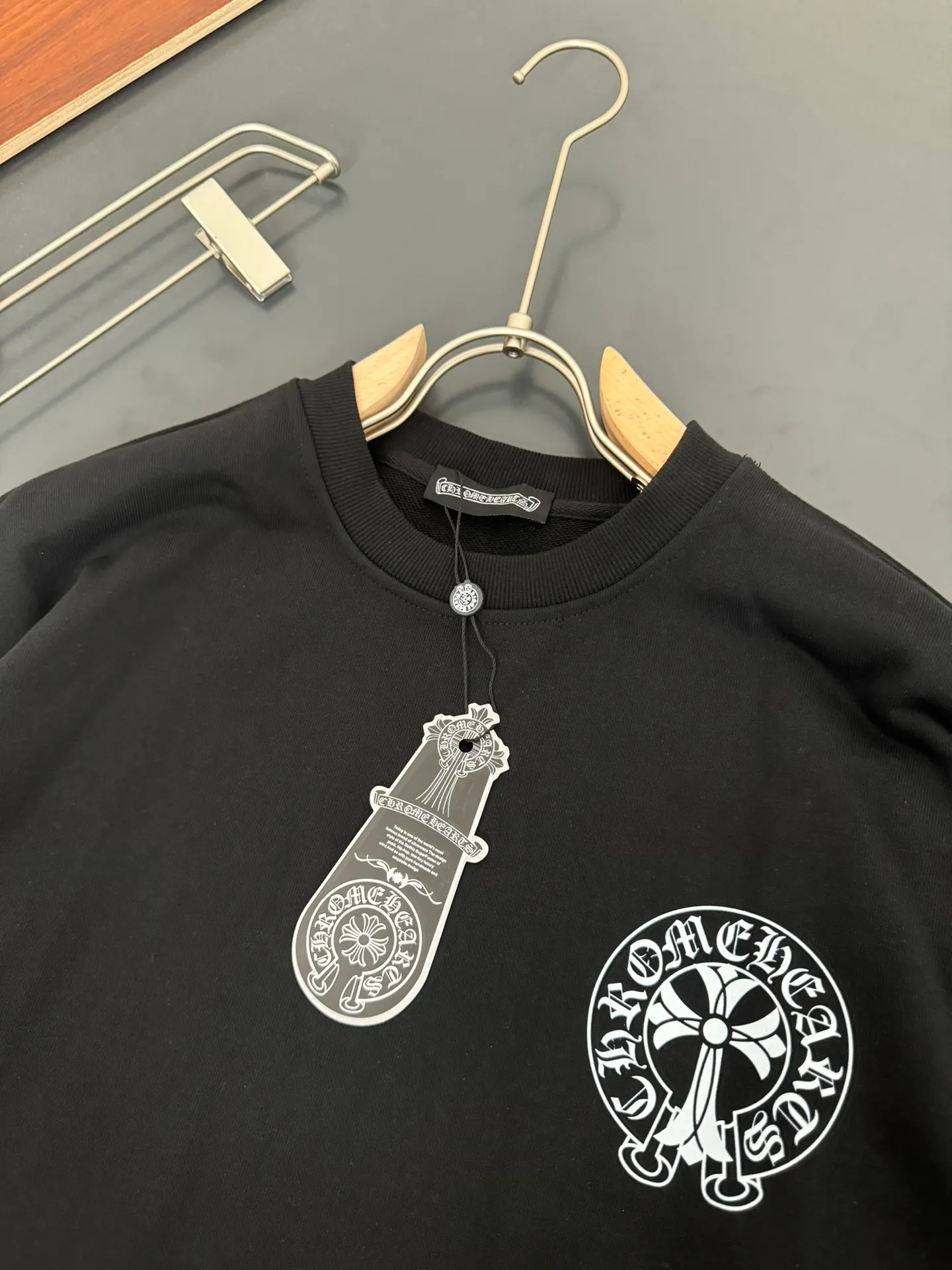 P230 Chrome Hearts*Chrome Hearts* The latest round-neck fashionable long-sleeved sweatshirt in autumn and winter, with printed logo design and 400 grams of pure cotton fabric! It is close to the skin and comfortable, durable and easy to wear. The original factory craftsmanship is meticulous. It is a must-have for casual wear. Size S M L XL XXL